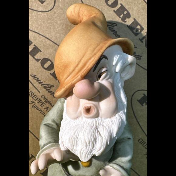 RARE! Walt Disney & Giuseppe Armani ~ Snow White SNEEZY Figurine 6.5" ~ in Box - Picture 3 of 9